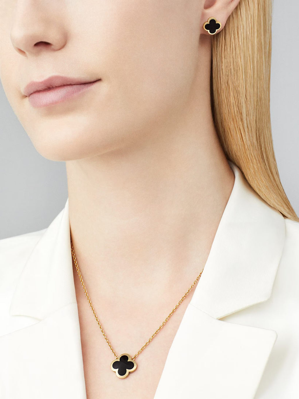 Van Cleef & Arpels Pure Alhambra Earstuds Yellow Gold Onyx