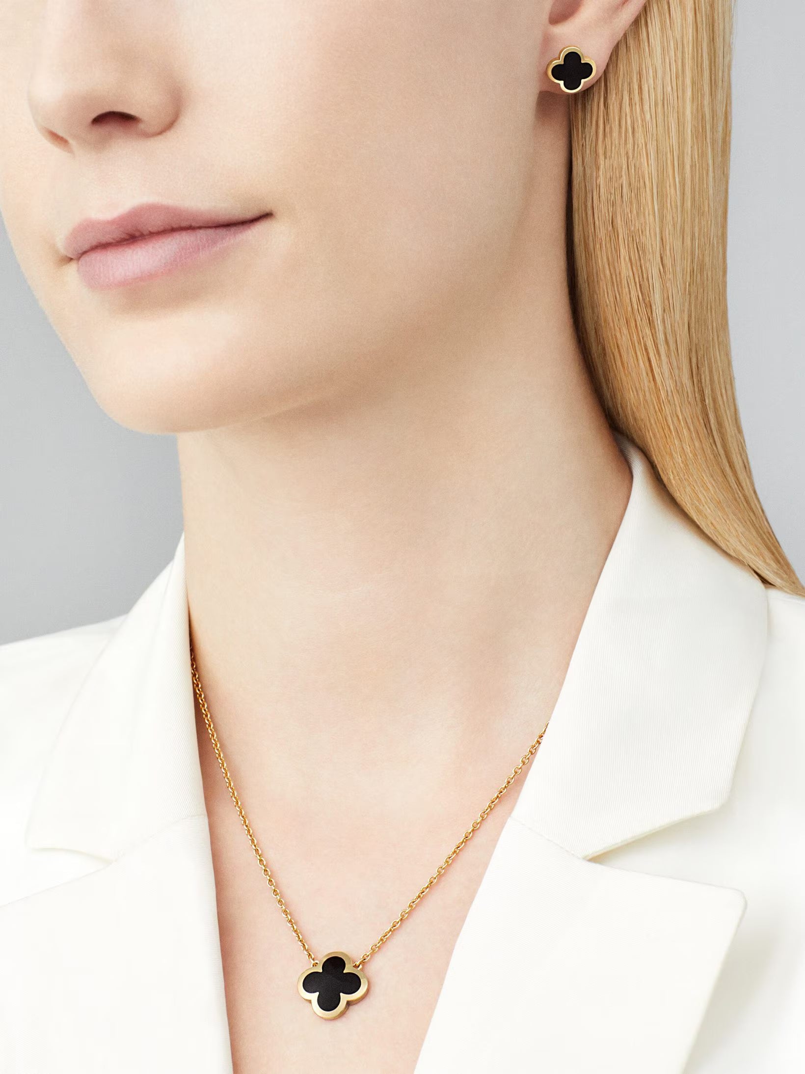 Van Cleef & Arpels Pure Alhambra Earstuds Yellow Gold Onyx