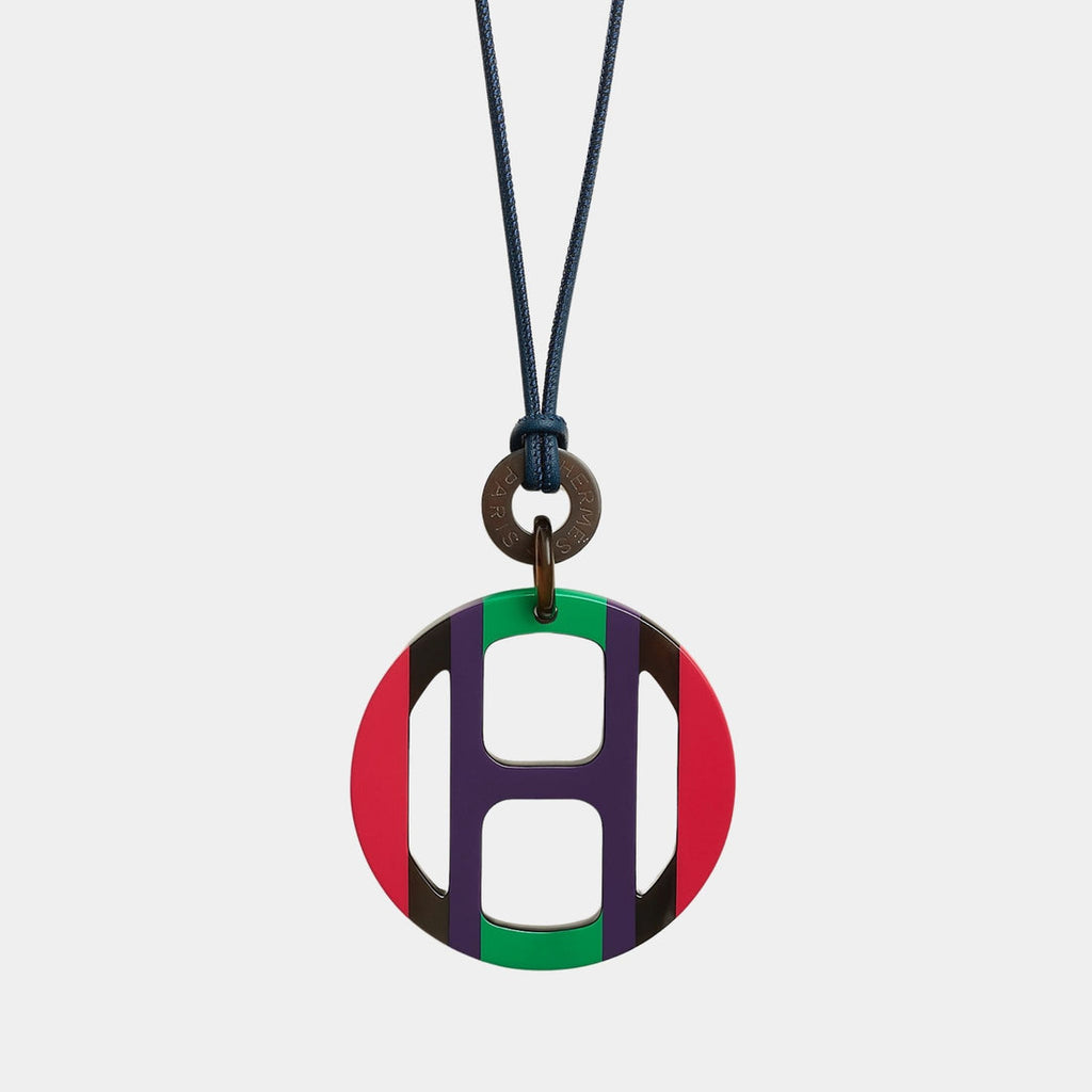 byElevae_hero_h-equipe-pendant-lacquered-horn-parade