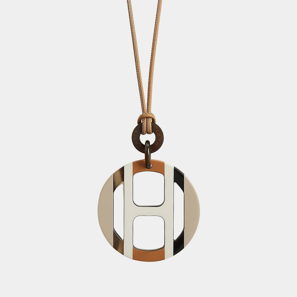 byElevae_hero_h-equipe-pendant-lacquered-horn-sable